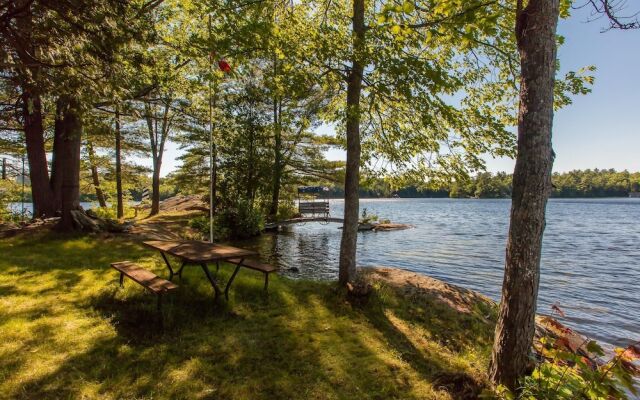 Magic on Little Go Home~3 bedroom cottage + guest cabin on 980 ft shore!