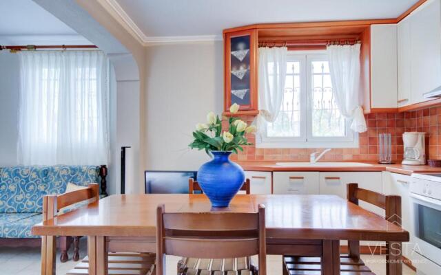 Private 6-bdrm Villa with garden 150m to beach