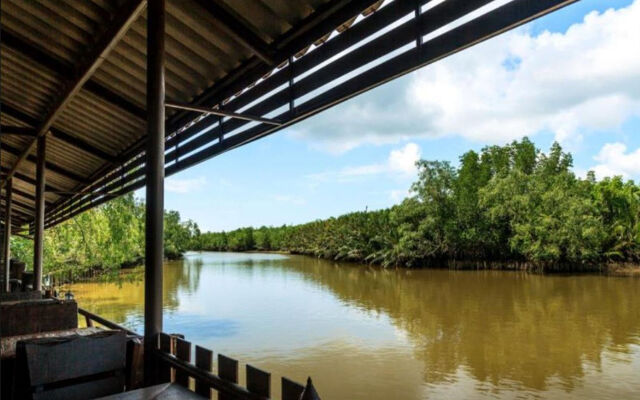 Pop Riverside Homestay