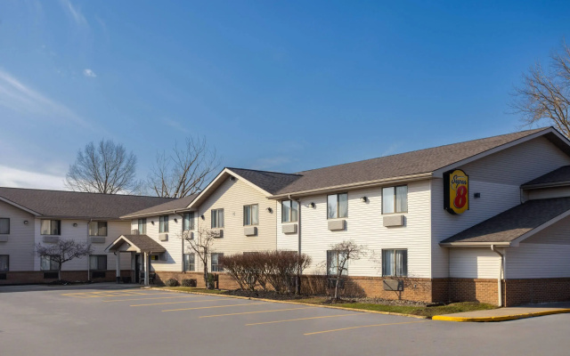 Super 8 by Wyndham Mentor/Cleveland Area