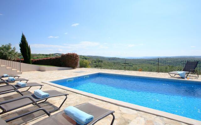 Modern Villa in Baredine with Pool