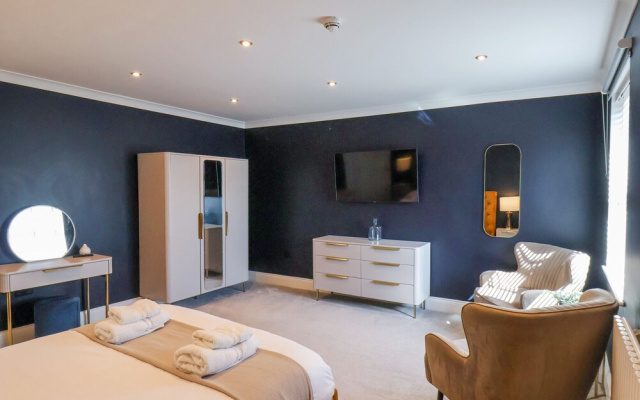 The Salisbury Apartment 404