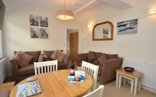 Apartment in 19th-century Building With Communal Garden in Dartmouth