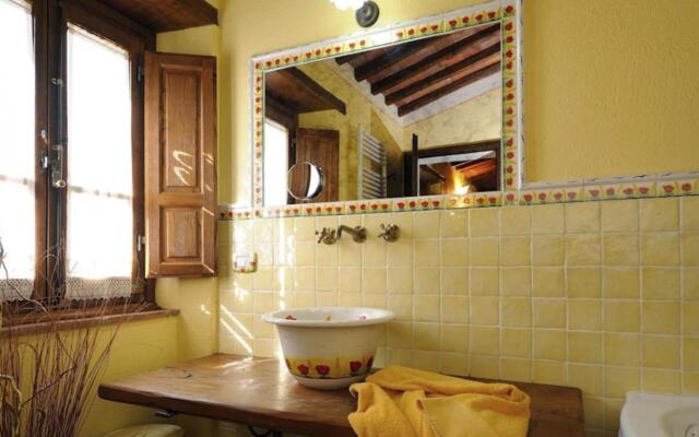 Beautiful Farmhouse With Heated Pool and Jacuzzi-mulino Della Villa