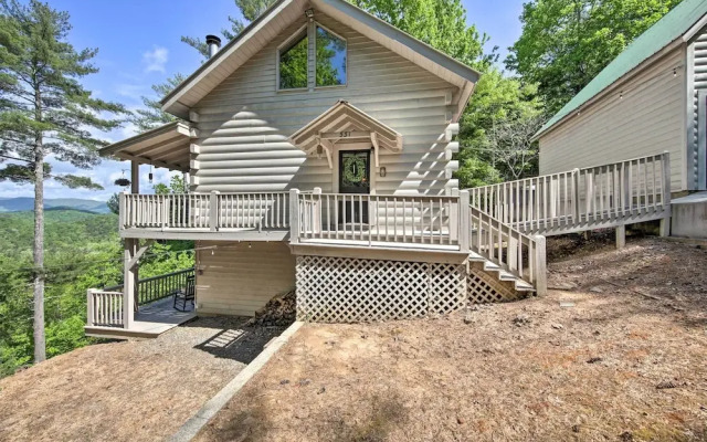 Treetop Hideout w/ Long-range Mountain Views!