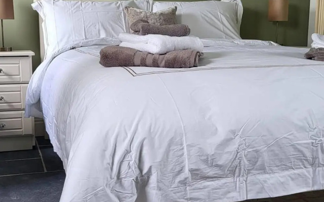 Apartment-sleeps2-parking-garden-patio