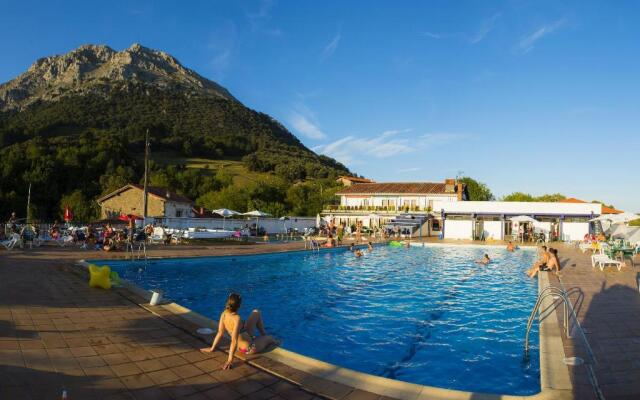 Uxarte restaurante, hostal y piscinas en Mondragón.