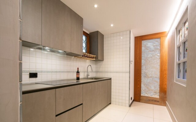 Ponte Rosso Modern by Mmega