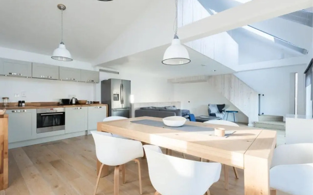 The Cliffside Loft - Distinctly Modern 3Bdr Riverside Home