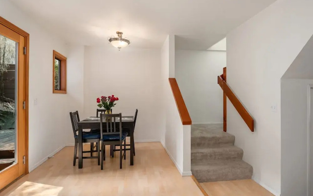 Seattle Vacation Home: The Hawks' Nest