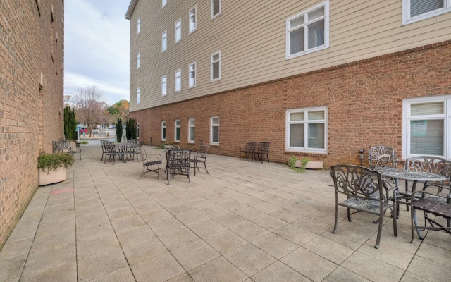 Balcony & Serene Views: Cozy Condo in Huddleston!