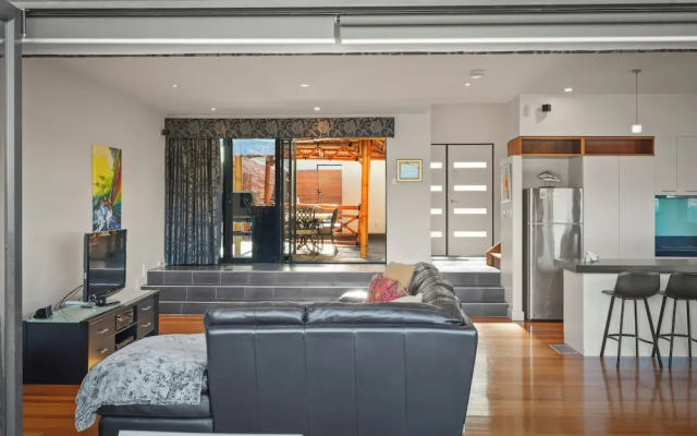 Waterfront Home - Gorgeous Views - 2 Bed