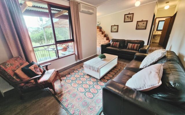 Rustic Country Lane Farmhouse in Lysterfield