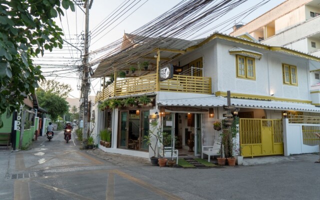 Floating House Hostel