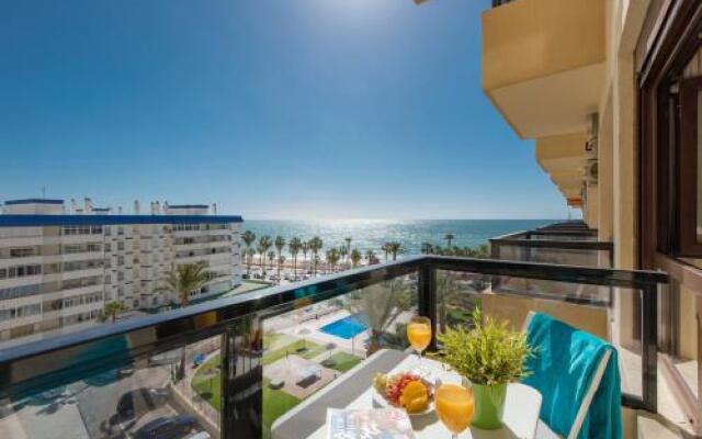 Apartamento con terraza y piscina junto a la playa