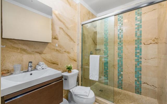 Amazing 2BR 2BA Condo Great Location w Pool GYM