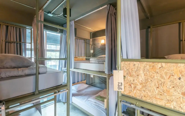 Zhelter Hostel Bangkok by ZUZU