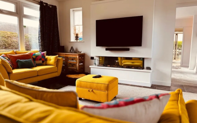 Luxury Adult-only 2-bedroom Bungalow With Hot Tub