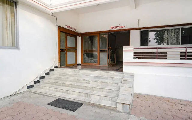 Fabhotel Girija