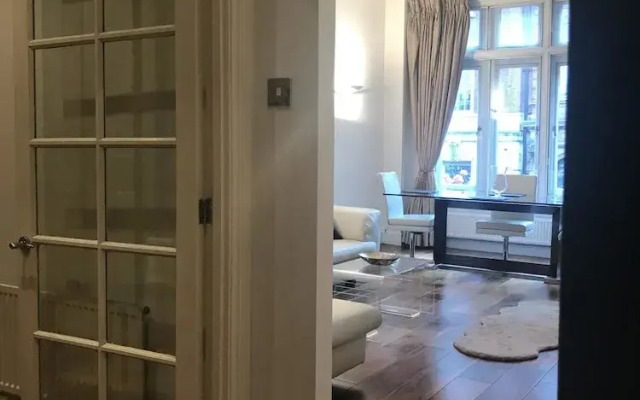 Suitely Trafalgar Square Luxury Apartment