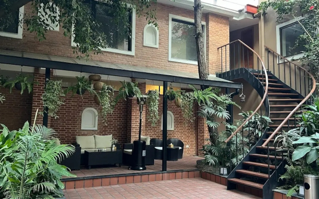Hotel Thrive, A Tropical Courtyard