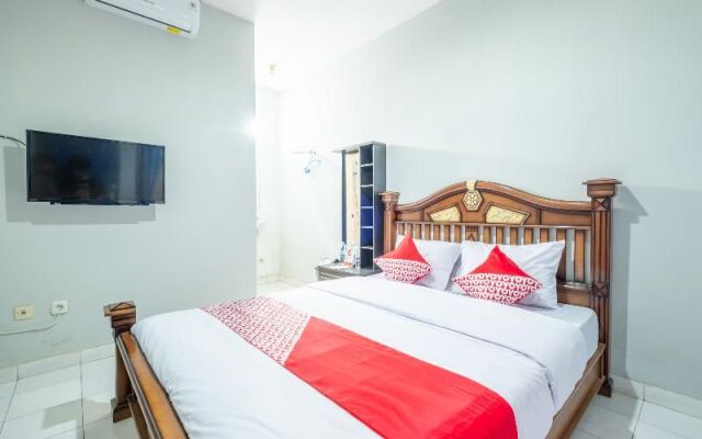 OYO 1398 Kawaluyaan Near RS AMC