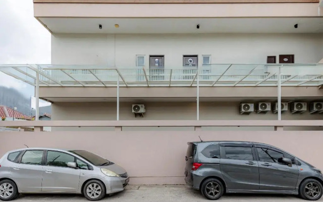 RedDoorz near Taman Palem