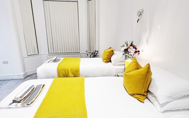 Impeccable 4-bed House in Manchester