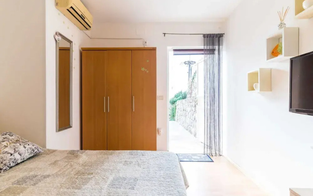 Studio Maro - Studio Apartment With Terrace