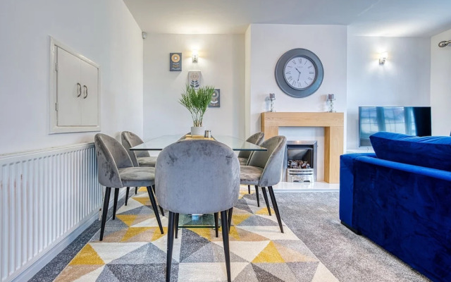 Modern 3 Bedroom 2 Bath Hse with Parking