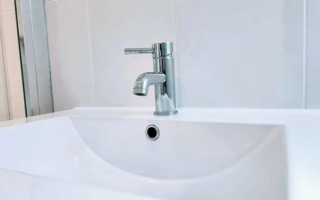 Camberley - 1-bed Annex - Sleeps 2 - Garden