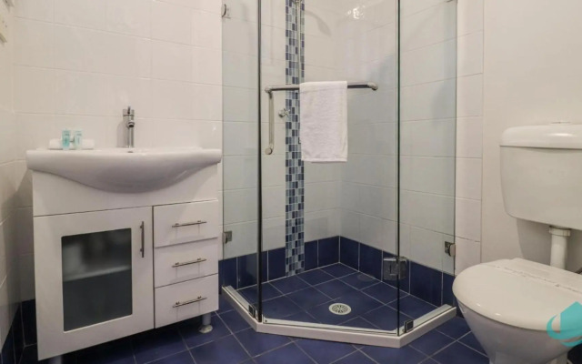 Splendour Hideaway - Luxury pool at Caves Beach