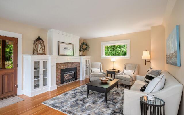 4BR with Firepit, Outdoor Dining and Yard Surrounded by Trees