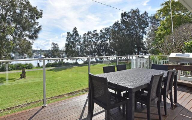 Wangi Lakehouse - renovated Lake Macquarie lakefront Location
