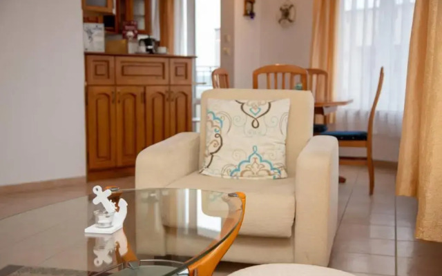 Convenient 1-Bedroom Flat next to Harmanite Beach