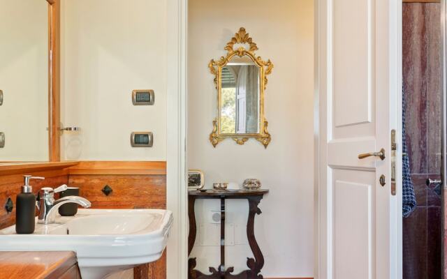 Plush Holiday Home in Macerata with Jacuzzi