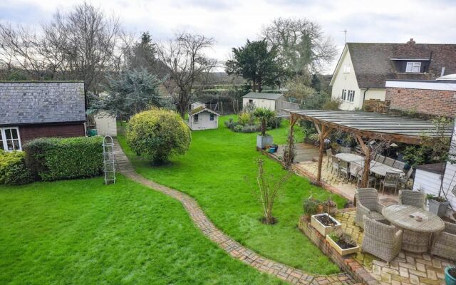 Lovely 4-bed House in Village of Sandhurst