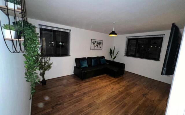 Impeccable 2-bed Apartment in Grays, London