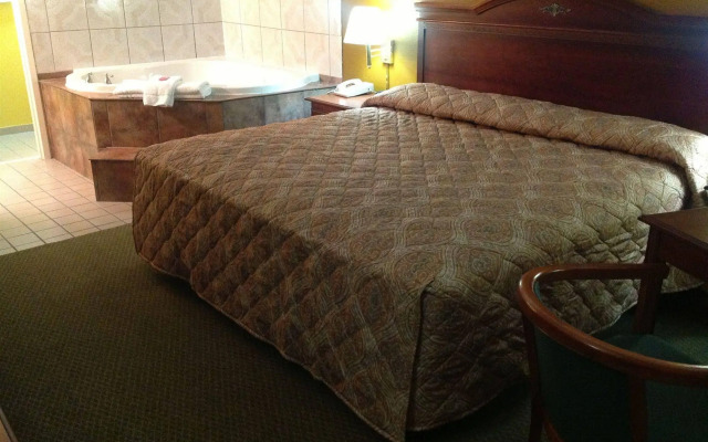 Colonial Inn & Suites /Airport/Graceland