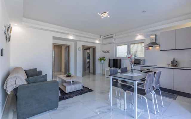 STYLISH 2-Bedroom Penthouses - Terrace with Views