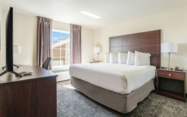 Cobblestone Hotel & Suites - Newport