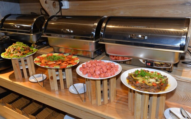 Tropical Forest Hostel & Apartments