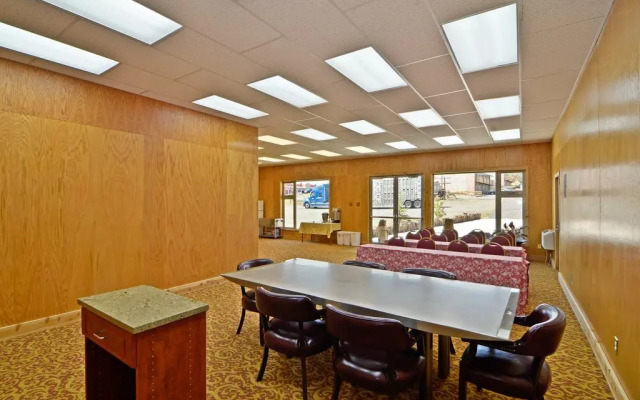Econo Lodge Inn & Suites Madras