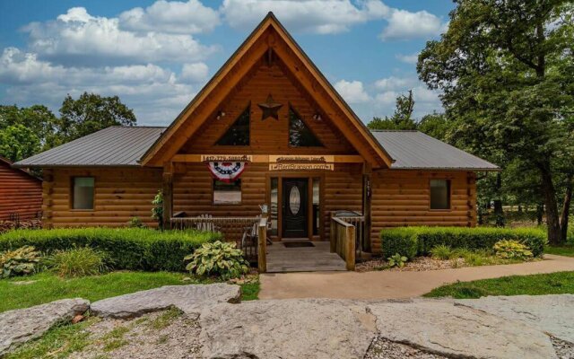 Luxury 2700 Sq Ft Log Cabin Private Hot Tub Game room Pool Table Best View