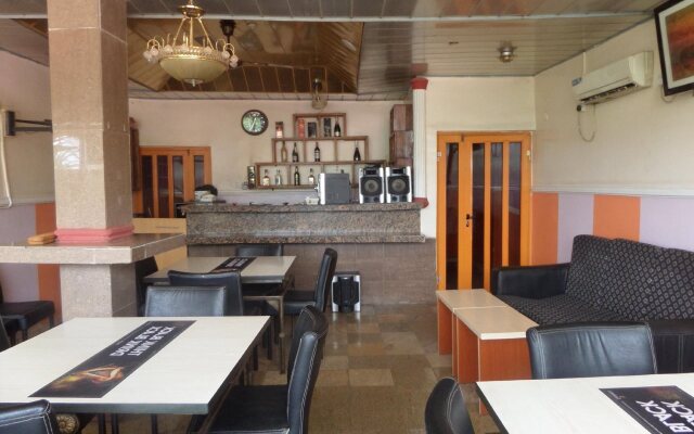 Aneio Hotel