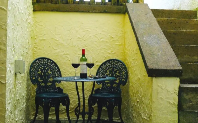 “Dragons Den” Centrally located Modern Apartment