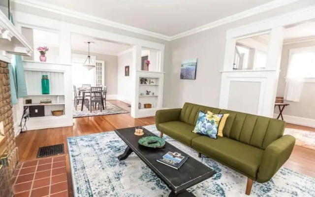 29th Street Trendy Lakeview Craftsman 8