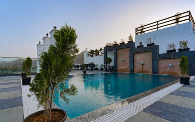 Revaas Hotel