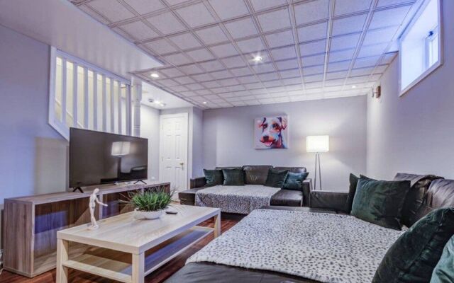 Beautiful modern colonial house 10m to DC