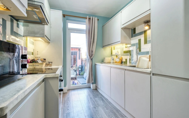 Beach, Dreamland, Restaurants Nearby- Sunny Garden